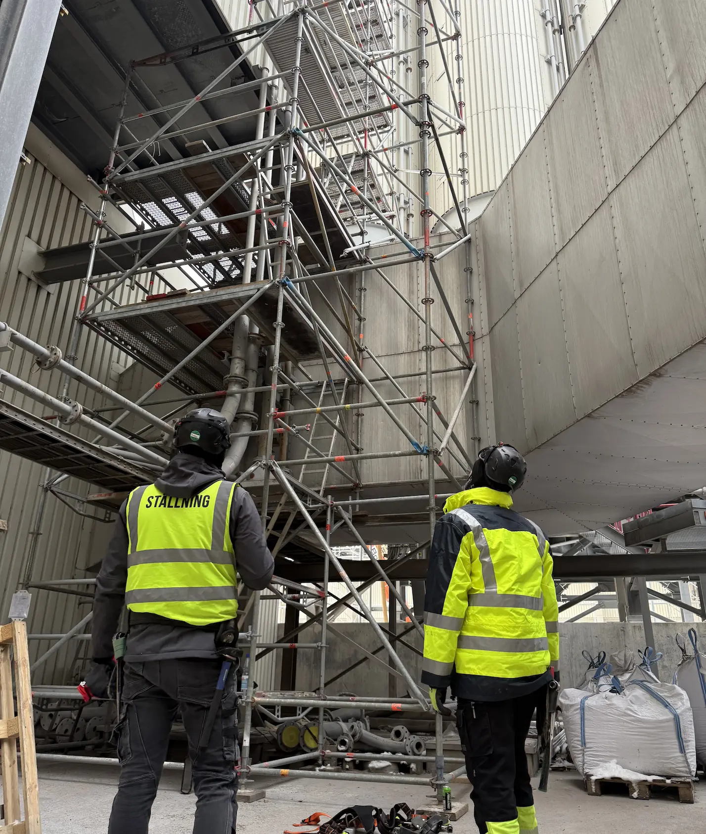 Pracovník v bezpečnostnej prilbe s výhľadom na mesto