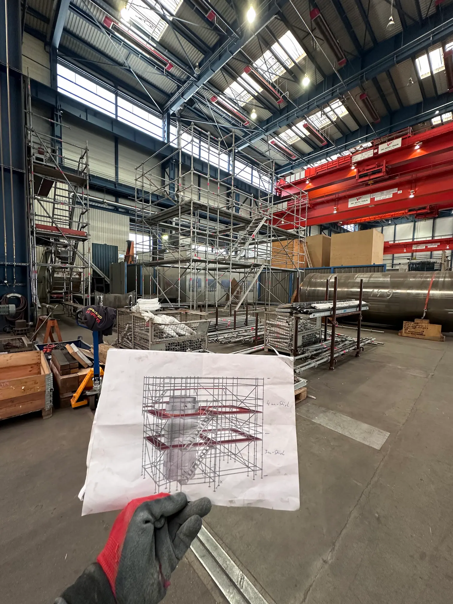 Pracovník v bezpečnostnej prilbe telefonuje na stavenisku