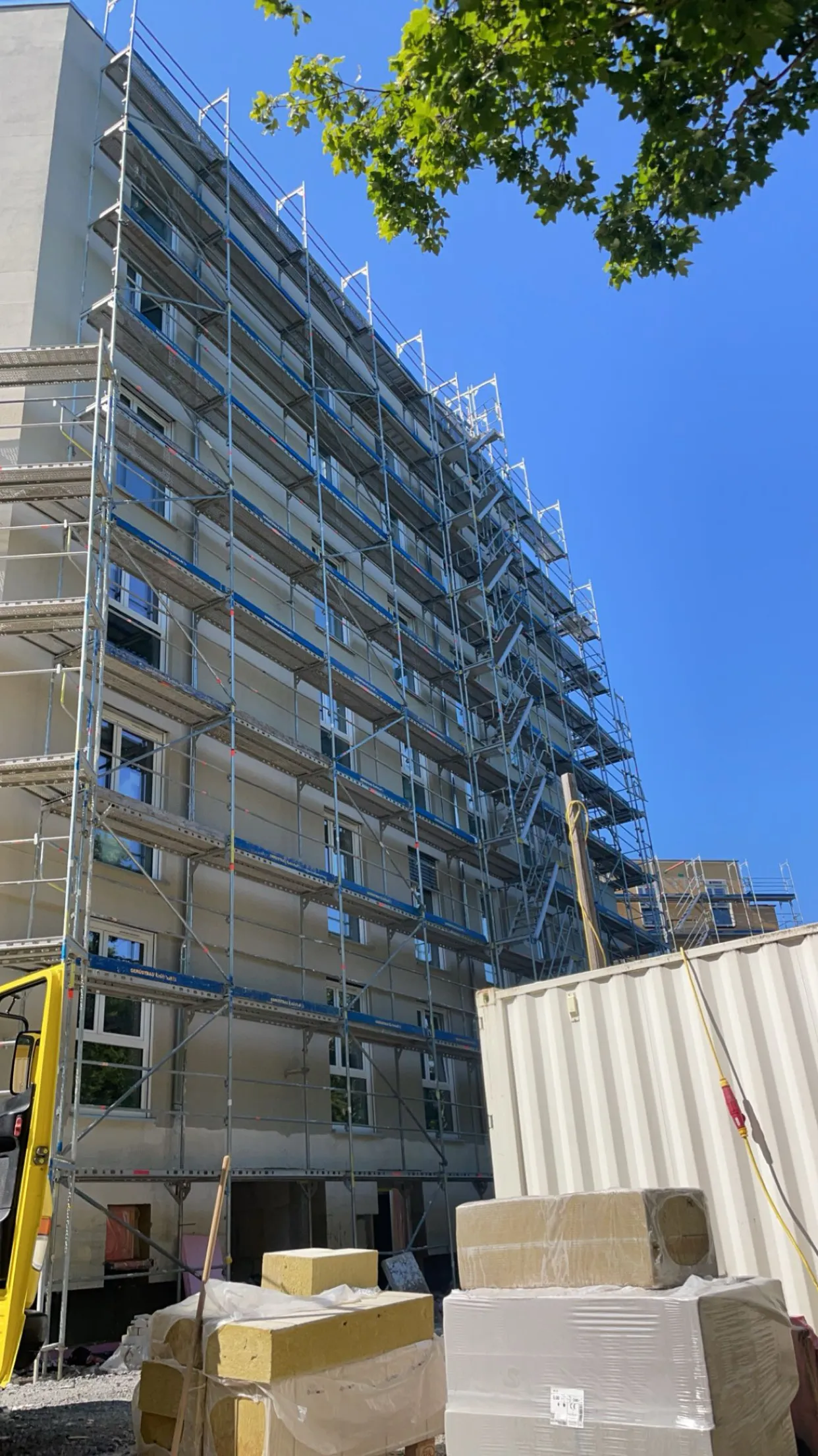 Montáž lešenia na bytovom komplexe