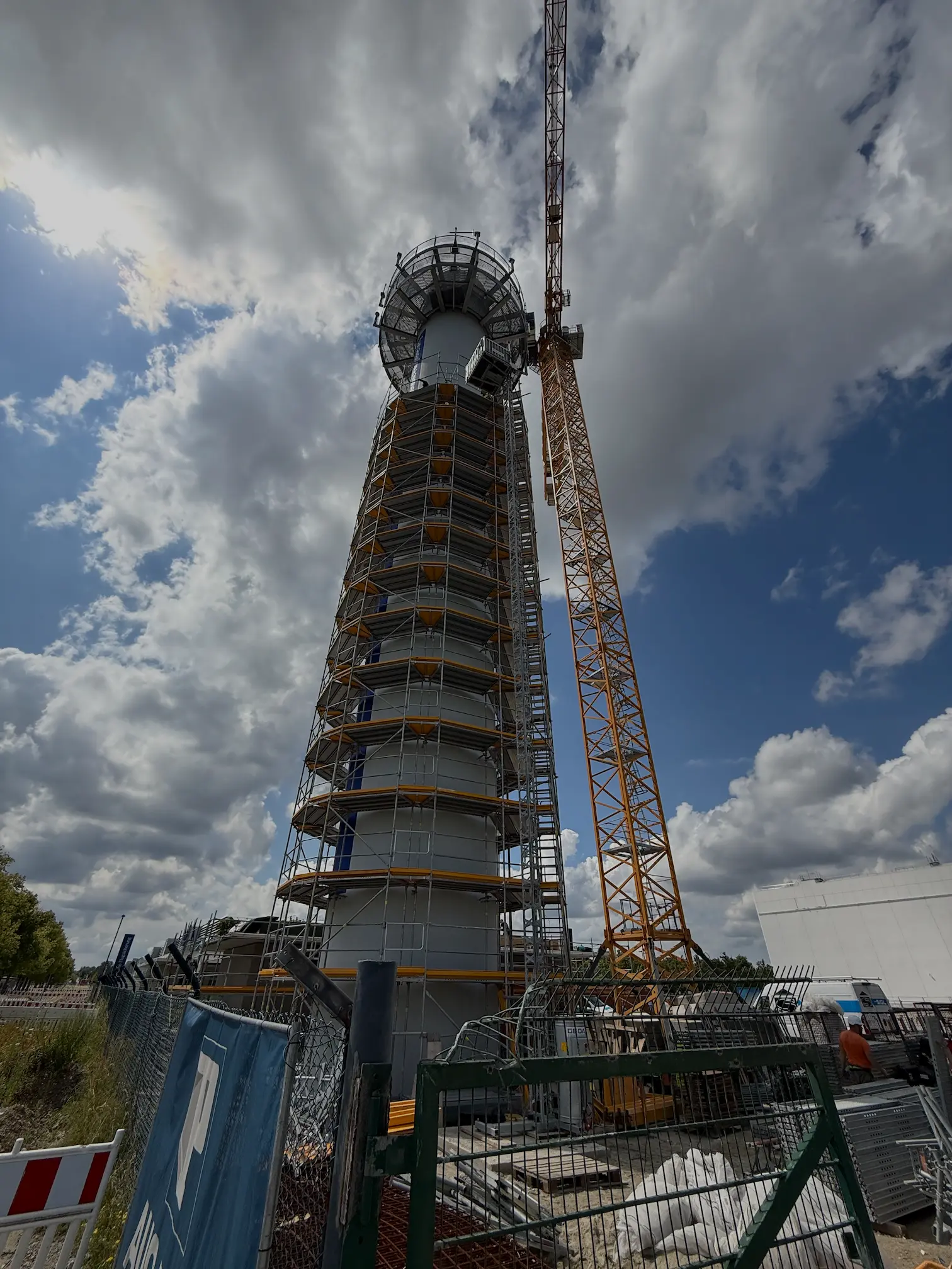Letisková veža v Mníchove s lešením