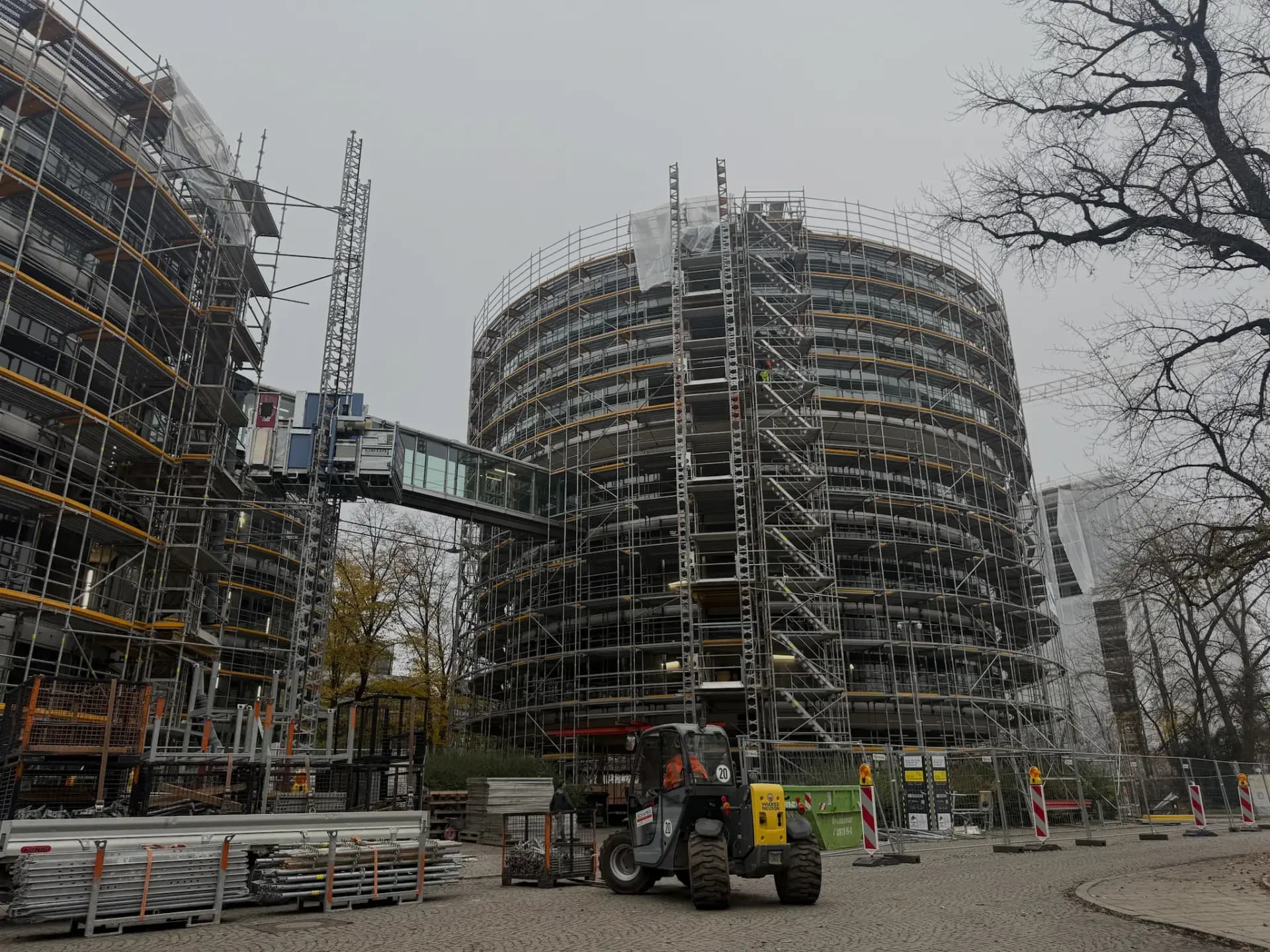Administratívny komplex Seerangerstraße s lešením