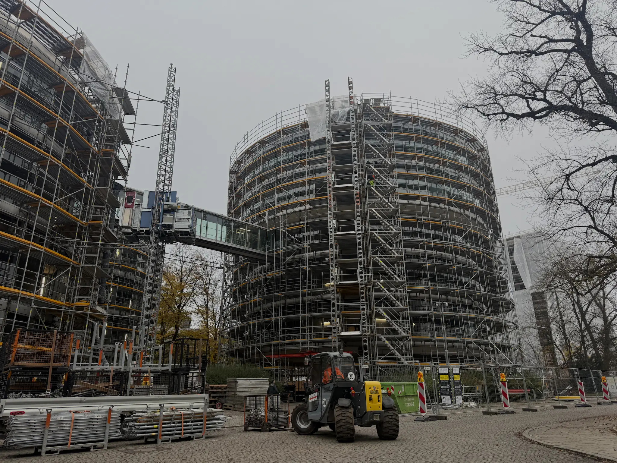 Administratívny komplex Seerangerstraße s lešením